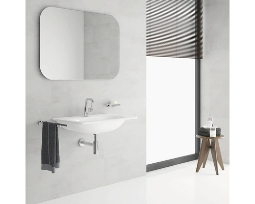 Moderní koupelna s umyvadlem, zrcadlem a držákem na ručníky