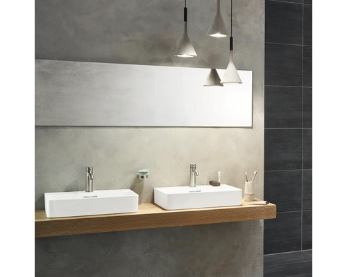 Koupelna se dvěma umyvadly na desku, zrcadlem a závěsnými svítidly