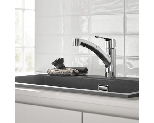 Kuchyňský dřez s baterií, kartáčem a utěrkou