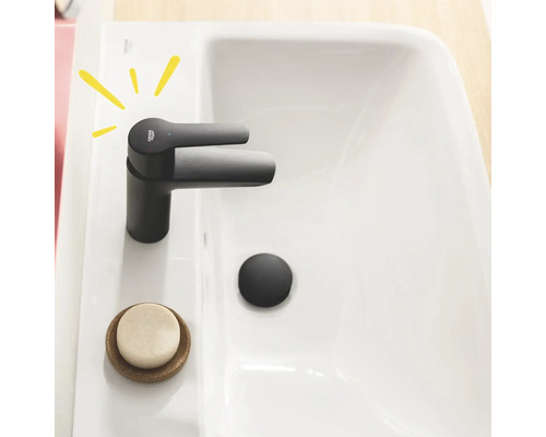 Umyvadlo s vodovodní baterií Grohe, mýdlem a zátkou