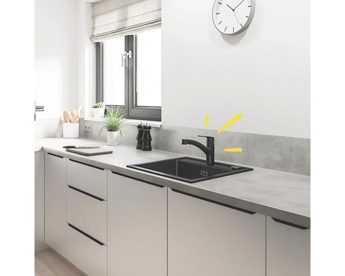 Kuchyňský dřez s černou baterií v moderní kuchyni