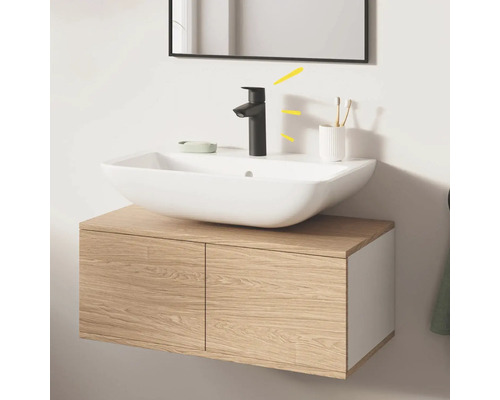 Moderní koupelna s umyvadlem na desku, skříňkou pod umyvadlo a černou armaturou