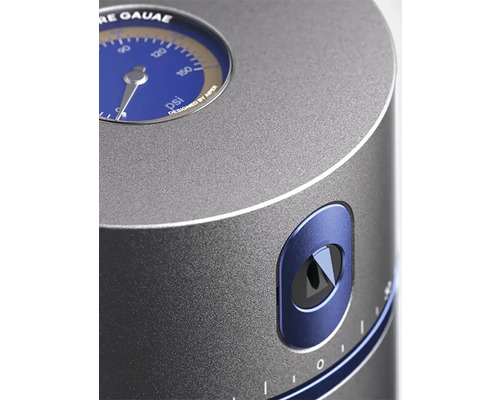 Detailní pohled na měřič tlaku v pneumatikách