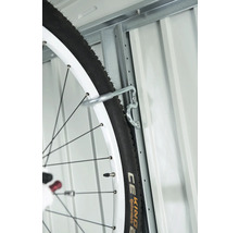 Závěs na kolo na kovové stěně s pneumatikou