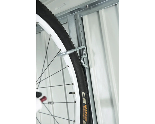 Závěs na kolo na kovové stěně s pneumatikou