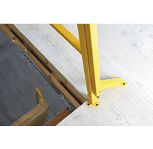 Detailní pohled na půdní schody se žlutým zábradlím