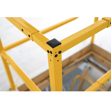 Detailní pohled na lešení se žlutými kovovými vzpěrami a černým rohovým spojem