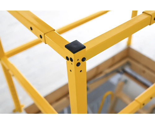 Detailní pohled na lešení se žlutými kovovými vzpěrami a černým rohovým spojem