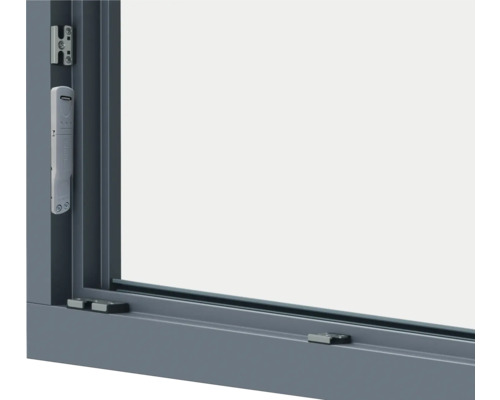 Detailní pohled na šedé okno s klikou a kováním