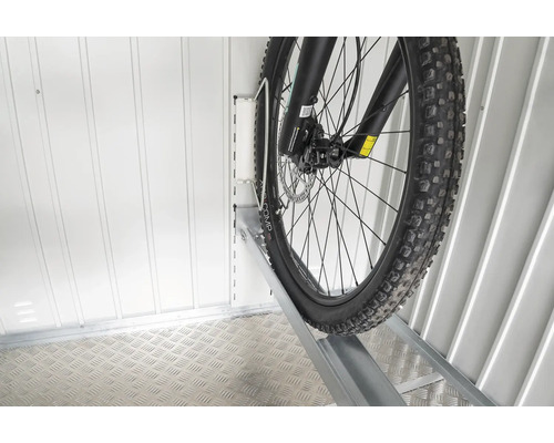 Jízdní kolo v držáku na kola v cyklistické místnosti