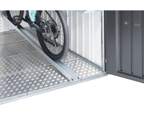 Jízdní kolo v cyklistickém boxu na rampě