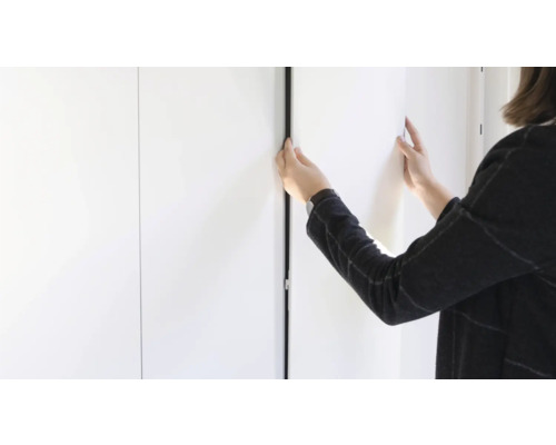 Žena otevírá bílé interiérové dveře