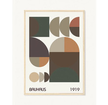 Plakát Bauhaus s geometrickými tvary a rokem 1919 ve světlém dřevěném rámu