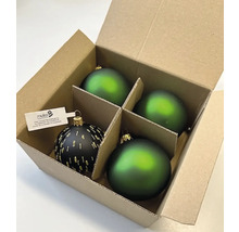 Karton se čtyřmi vánočními ozdobami, včetně černé koule se zlatými akcenty a tří zelených koulí