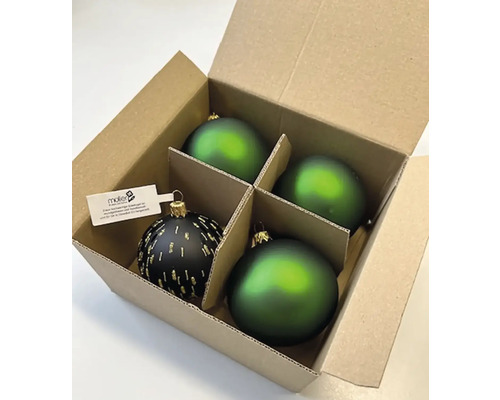 Karton se čtyřmi vánočními ozdobami, včetně černé koule se zlatými akcenty a tří zelených koulí