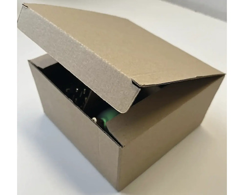 Otevřená kartonová krabice k odeslání