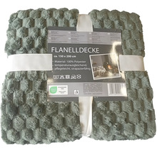 Zabalená flanelová deka, přibližně 150 krát 200 centimetrů, ze 100 procent polyesteru.