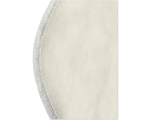 Kulatý koberec se střapatým okrajem