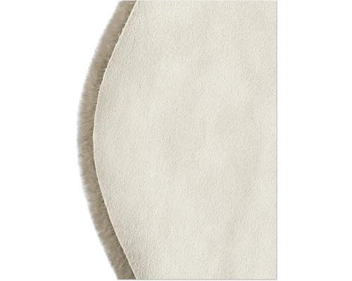 Detail kulatého koberce s chlupatým okrajem