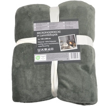 Šedá mikroflísová deka vzhledu ovčí kůže, přibližně 150 krát 200 centimetrů