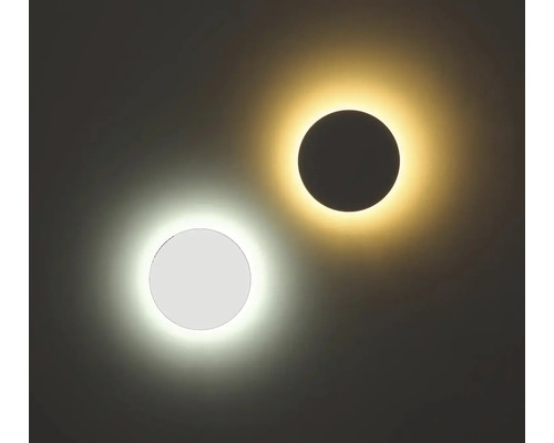 Dvě kulaté nástěnné lampy s různými barvami světla.