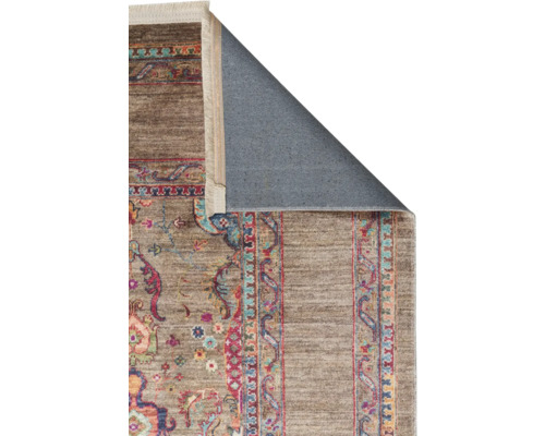 Koberec s ornamentálním vzorem a třásněmi