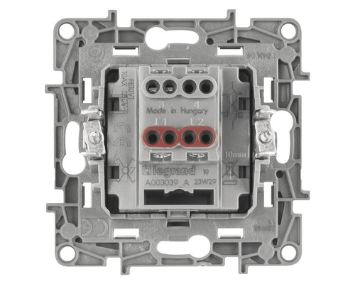 Zadní strana spínače Legrand s přípojkami