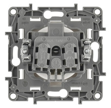 Zadní strana elektrického spínače s 16 ampéry a 250 volty