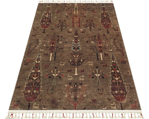 Hnědý koberec s motivy stromů a zvířat