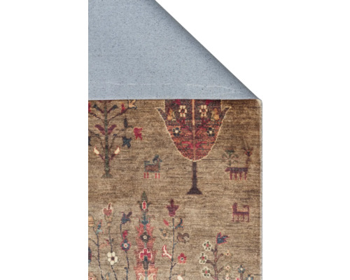 Detailní pohled na koberec s květinovými a zvířecími motivy