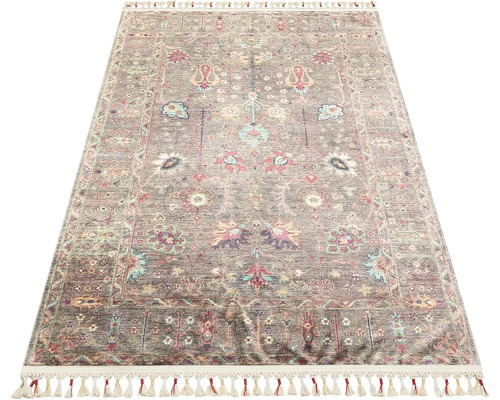 Šedý koberec s orientálními vzory a třásněmi