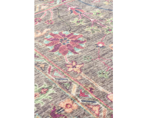 Detail vzorovaného koberce s květinovým designem