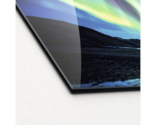 Detailní záběr akrylátového skleněného obrazu s motivem polární záře nad horskou krajinou