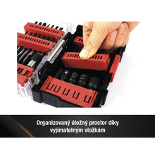 Otevřený kufřík na nářadí s bity a nástrčkovými klíči
