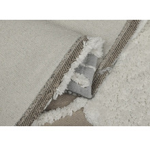 Detailní pohled na koberec s třásněmi