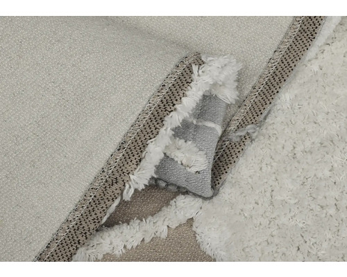 Detailní pohled na koberec s třásněmi