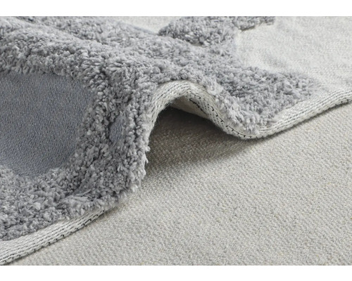 Detailní pohled na šedý koberec s texturou