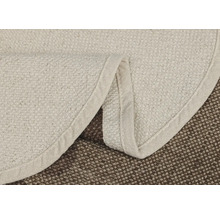 Detail kulatého koberce z přírodních vláken