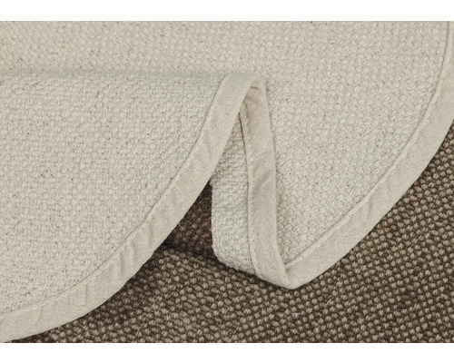 Detail kulatého koberce z přírodních vláken