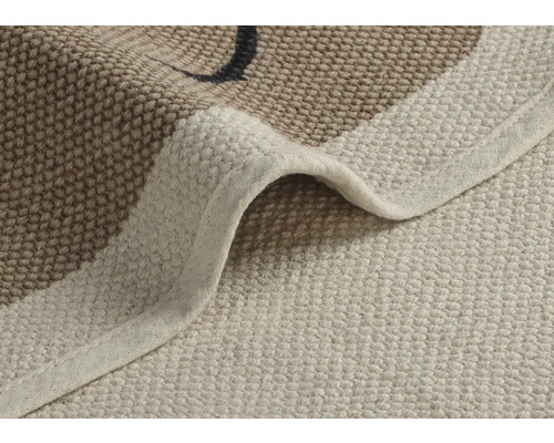 Detail tkaného koberce se třásněmi