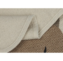 Detailní pohled na koberec s textilním vzorem