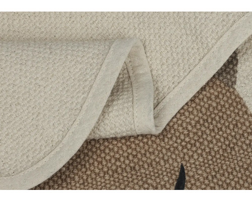 Detailní pohled na koberec s textilním vzorem