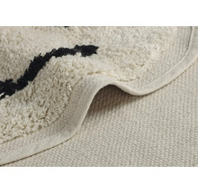 Detailní pohled na koberec s třásněmi a vzorem