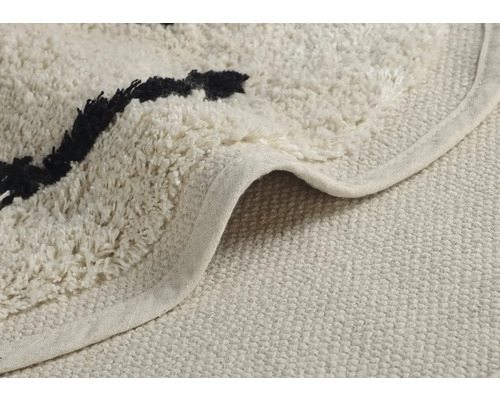 Detailní pohled na koberec s třásněmi a vzorem