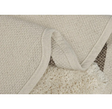 Detailní pohled na koberec s třásněmi