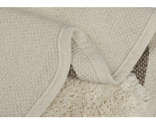 Detailní pohled na koberec s třásněmi