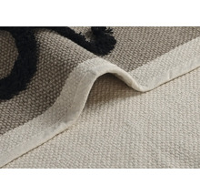 Koberec s bordurou a vzorem