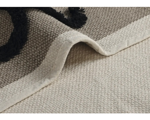 Koberec s bordurou a vzorem