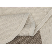 Detailní pohled na béžový koberec s bordurou