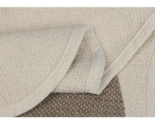 Detailní pohled na béžový koberec s bordurou